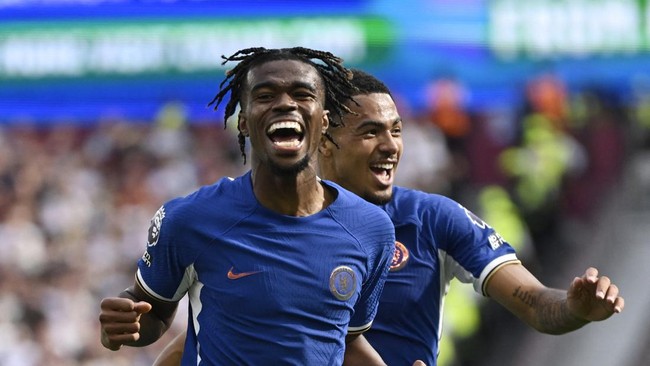 Chelsea berhasil lolos ke semifinal Piala FA 2023/2024 usai mengalahkan Leicester City 4-2 pada perempat final, Minggu (17/3).