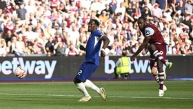 Hasil Liga Inggris: Enzo Gagal Penalti, Chelsea Kalah dari West Ham