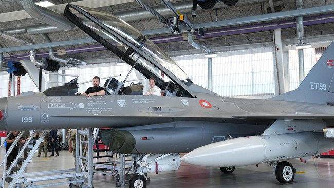 Presiden Volodymyr Zelensky girang usai Ukraina bakal mendapatkan jet tempur F-16. Namun, para pengamat menganggap Ukraina bakal kewalahan menggunakan jet itu.