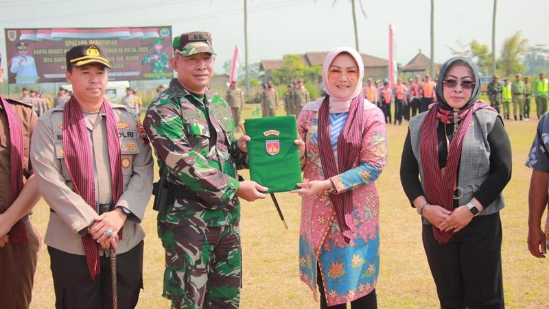Karya Bhakri Mandiri Klaten Bersinar (KBMKB) XVI menjadi program yang bertujuan membantu masyarakat secara fisik, sekaligus mempererat hubungan dengan TNI.