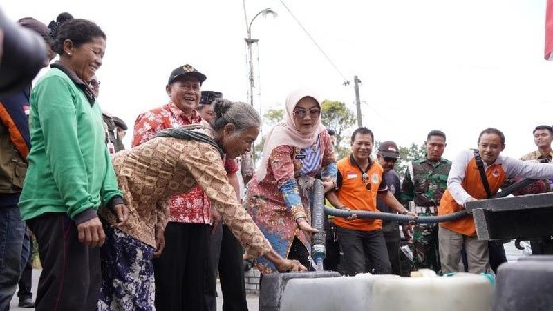 Pemerintah Kabupaten (Pemkab) Klaten mengirimkan bantuan air bersih bagi warga di Desa Sidorejo dan Tegalrejo, Kemalang, Selasa (22/8).