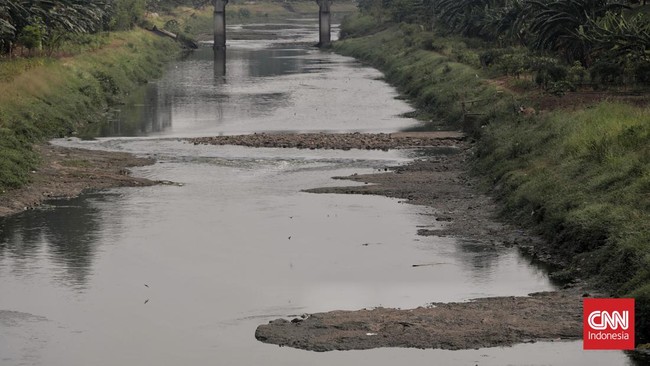 Jasad pria tanpa identitas ditemukan mengambang di aliran sungai BKT Cakung, Jumat (10/11) pagi. Diduga korban pembunuhan.