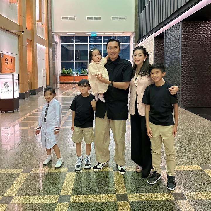 <p>Anak pertama Aliya dan Ibas, Airlangga Satriadhi Yudhoyono lahir pada 24 Desember 2012. Setelah itu, merka kembali dikaruniai anak laki-laki bernama Pancasakti Maharajasa Yudhoyono yang lahir tepat di Hari Kesktian Pancasila 1 Oktober 2015. (Foto: Instagram @ruby_26)</p>