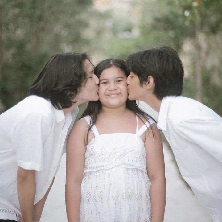 <p>Meski Ardio dan Arkenzy sudah besar, mereka tak segan bersikap manja dan lembut kepada sang adik. Tengok saja potret mereka ketika mencium pipi Arlova.<em> So sweet!</em> (Foto: Instagram @erintaulany)</p>