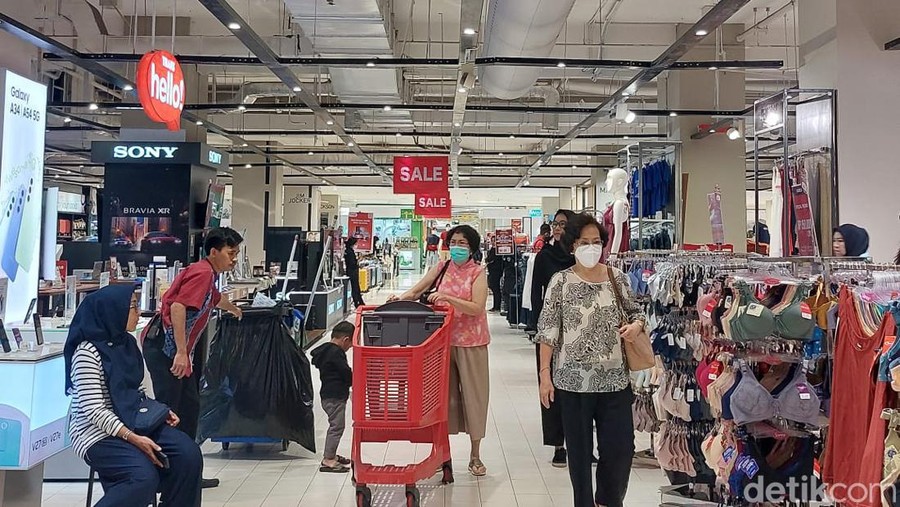 Beli Sepatu di Transmart Full Day Sale, Pelanggan Ini Dapat Potongan 50+20%