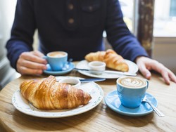 Cara Makan Croissant Menurut Pakar Etiket Makan, Begini Caranya!