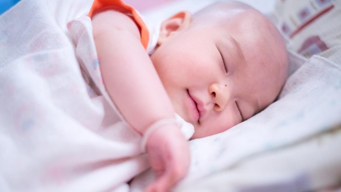 Ilustrasi Bayi Senyum saat Tidur