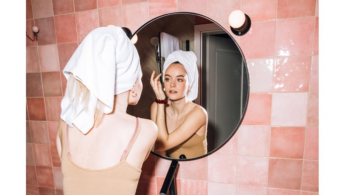 10 Rutinitas di Malam Hari untuk Bikin Kulit Glowing dan Kenyal, Mudah Diterapkan!