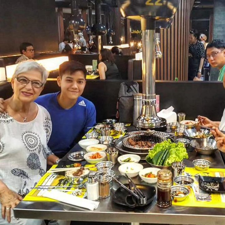 <p>Ari Wibowo juga membawa serta sang Bunda untuk makan malam bersama putranya, Marco. Ari senang melihat putranya itu bisa tersenyum bahagia bertemu neneknya. "Seneng liat Marco senyum ketemu Omi nya lagi yg jauh tinggal di Jerman..," tulisnya di Instagram. (Foto: Instagram @irawbw/ @ariwibowo_official)</p>