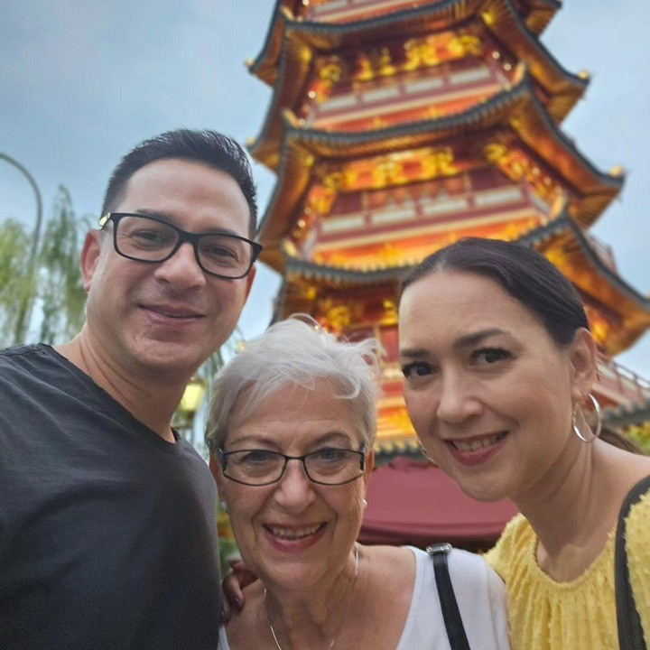 <p>Ari mengaku senang bisa kembali berkumpul dengan sang Bunda. Apalagi, kali ini ibundanya yang datang ke Indonesia. Menurut pria 52 tahun ini, biasanya dia atau sang kakak yang sering ke Jerman untuk mengunjungi sang Bunda. (Foto: Instagram @irawbw/ @ariwibowo_official)</p>