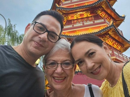 7 Potret Kedekatan Ira & Ari Wibowo dengan Ibunda yang Berdarah Jerman