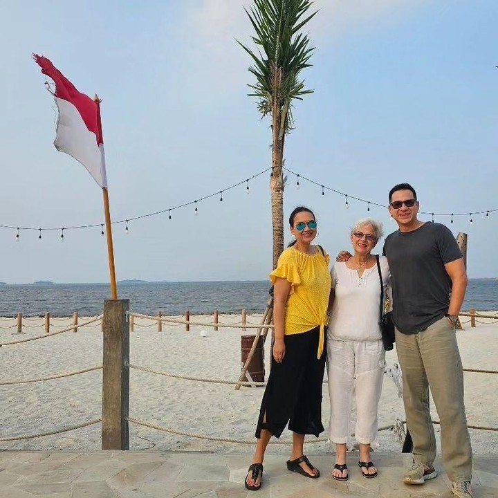 <p>Ira dan Ari menghabiskan waktu bersama sang Bunda yang baru datang ke Indonesia. Ketiganya memilih kawasan wisata Pantai Indah Kapuk untuk berjalan-jalan bersama. (Foto: Instagram @irawbw/ @ariwibowo_official)</p>