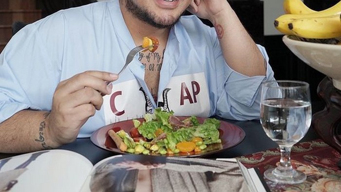 Ivan Gunawan Tampil Makin Kece Begitu Juga dengan Momen Kulineran Cetarnya