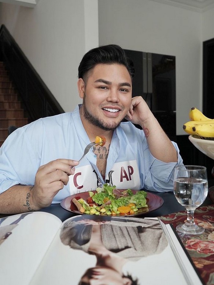 Ivan Gunawan Tampil Makin Kece Begitu Juga dengan Momen Kulineran Cetarnya