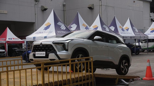 Mitsubishi Xforce masuk ke segmen SUV dalam negeri untuk bersaing dengan Toyota Yaris Cross. Kedua mobil sama-sama diproduksi di Indonesia.