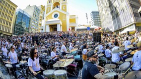 FOTO: Kekompakan 350 Pemain Drum dalam Orkestra di Brasil