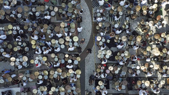 FOTO: Kekompakan 350 Pemain Drum dalam Orkestra di Brasil