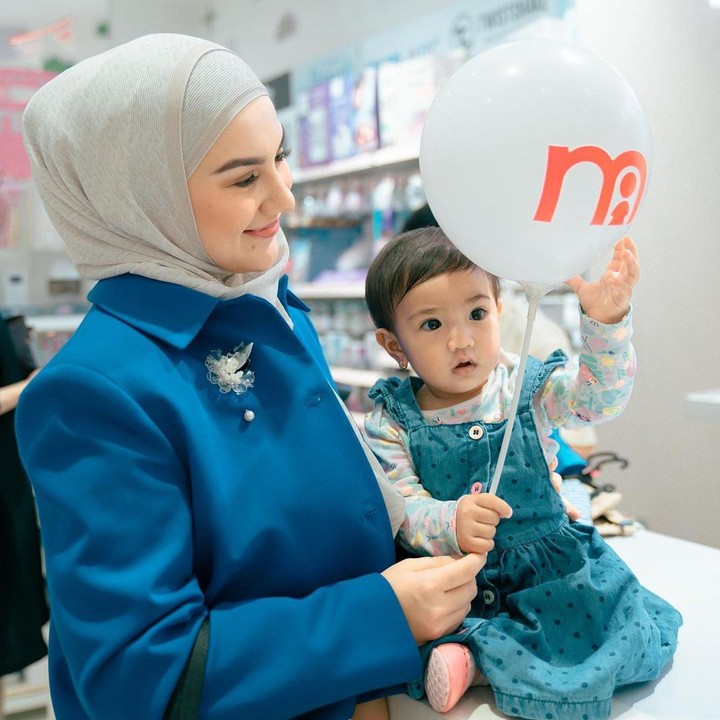 <p>Tak sampai sana, nama Ara kembali diganti, Bunda. Irish Bella dan Ammar Zoni pun menjatuhkan pilihan kepada nama Amala Puti Sabai Akbar. (Foto: Instagram: @_irishbella_)</p>