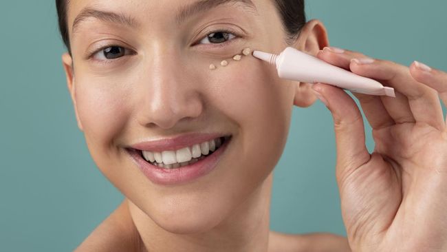 Bye-bye Mata Panda! Ini 7 Rekomendasi Eye Cream Terbaik untuk Merawat