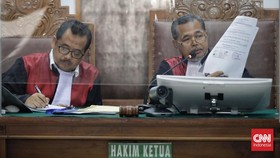 FOTO: Rocky Gerung Absen di Sidang Perdana Gugatan Perdata