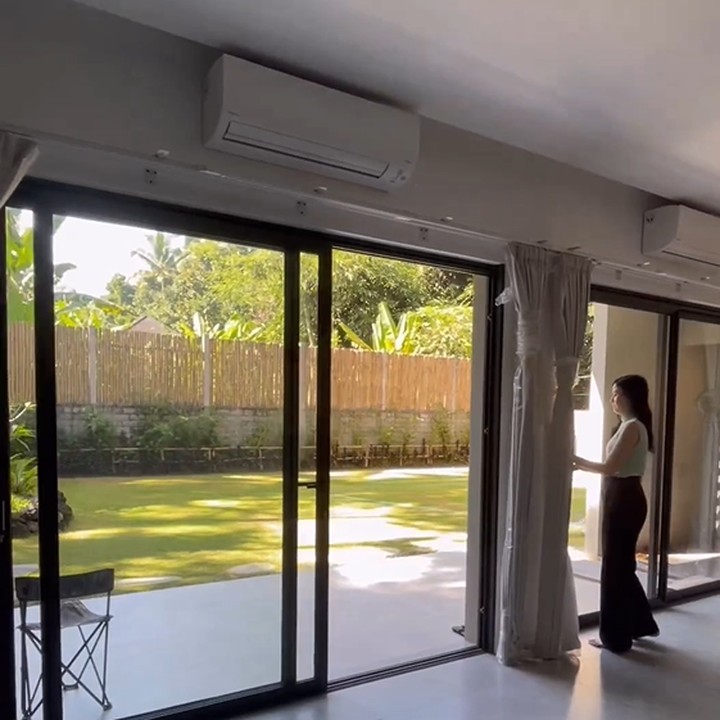 <p>Rumah Kimberly Ryder dan Edward Akbar sangat luas, Bunda. Rumahnya memiliki banyak celah untuk masuknya sinar matahari dan udara segar.  (Foto: Instagram @kimbrlyryder @edward_akbar)</p>