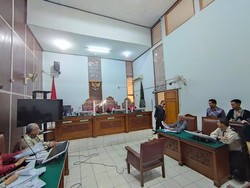 Ternyata Rocky Gerung Digugat Agar Tak Jadi Pembicara Seumur Hidup