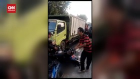 VIDEO: Nekat Lawan Arah, 8 Pemotor Ditabrak Truk, 3 Luka Serius