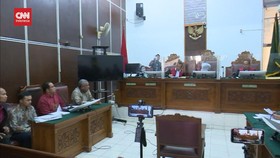 VIDEO: Rocky Gerung Tidak Hadir, Sidang Gugatan Hina Presiden Ditunda