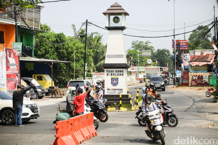 Tugu Gong Si Bolong telah direlokasi tidak jauh dari tempat semula. Tugu ini tidak lagi menghalangi perempatan Jalan Tanah Baru, Depok.