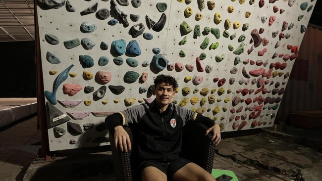 Veddriq Leonardo, sang pemecah rekor dunia panjat tebing nomor speed, bercerita awal karier hingga targetnya di Olimpiade Paris nanti.