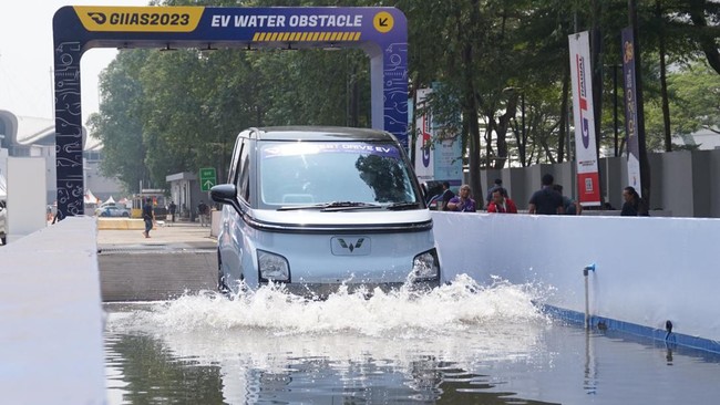 Jangan pernah menyalakan mobil listrik usai terendam banjir sebelum memastikan kondisi kelistrikan aman.
