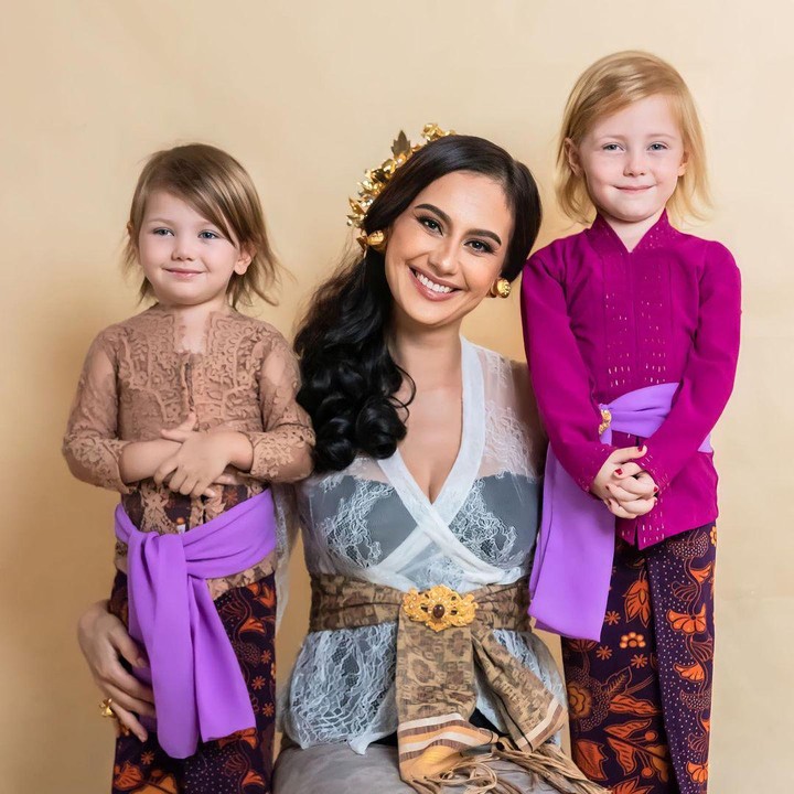 <p>Marissa Nasution membagikan potret saat dirinya dan kedua putrinya saat berkebaya nih, Bunda. Dalam potret tersebut, gadis blasteran Jerman bernama Allie dan Ollie ini tampak menggemaskan, ya?(Foto: Instagram @marissaln)<br /><br /><br /></p>