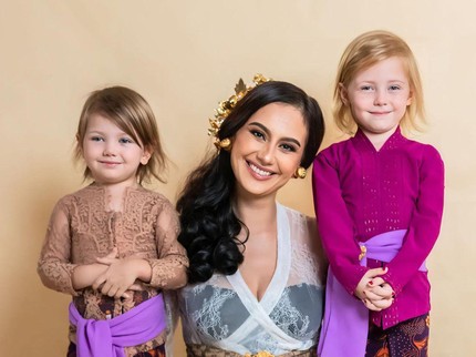 Bikin Gemas! 5 Potret Dua Anak Marissa Nasution Blasteran Jerman saat Berkebaya