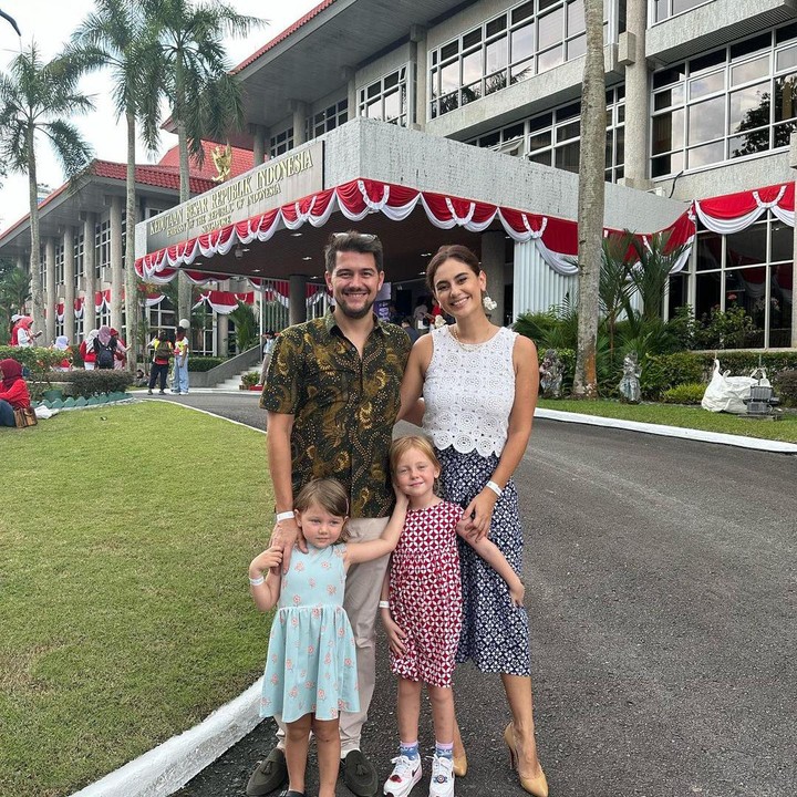<p>Marissa menjelaskan ia bersama keluarga turut merayakan Hari Kemerdekaan pada 17 Agustus lalu di Singapura. "Merayakan Hari Kemerdekaan Indonesia di @kbrisingapura," tulisnya dalam <em>caption</em>, dikutip dari akun @marissaln. (Foto: Instagram @marissaln)<br /><br /><br /></p>