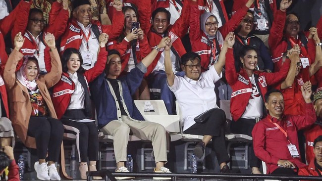 Politikus PDIP Deddy Sitorus mengkritik kader PSI yang hendak memakaikan jaket partai kepada Wali Kota Solo Gibran Rakabuming Raka.