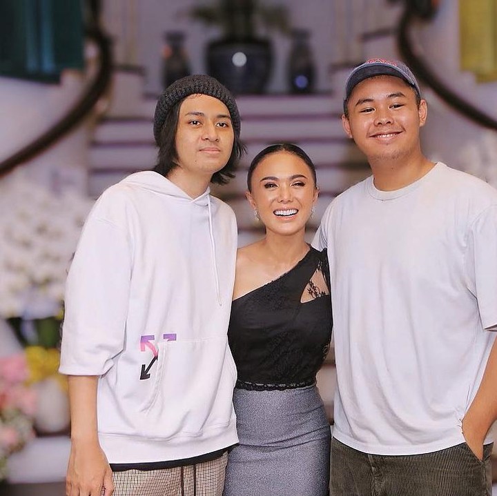<p>Yuni Shara memiliki dua orang anak laki-laki bernama Cavin Obrient Salomo Siahaan dan Cello Obient Siahaan. Belum lama ini, keluarga mereka merayakan ulang tahun Cavin. (Foto: Instagram @yunishara36)<br /><br /><br /></p>