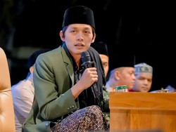 Hujan Lebat Berujung Robohnya Panggung Pengajian Gus Iqdam di Blora