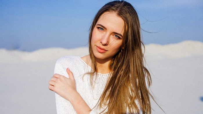 4 Tips Praktis Agar Makeup Tetap Glowing dan Awet Seharian di Cuaca Panas, Mudah Kamu Coba!