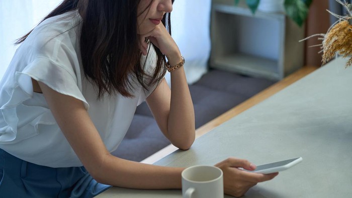 Ilustrasi perempuan menggunakan ponsel