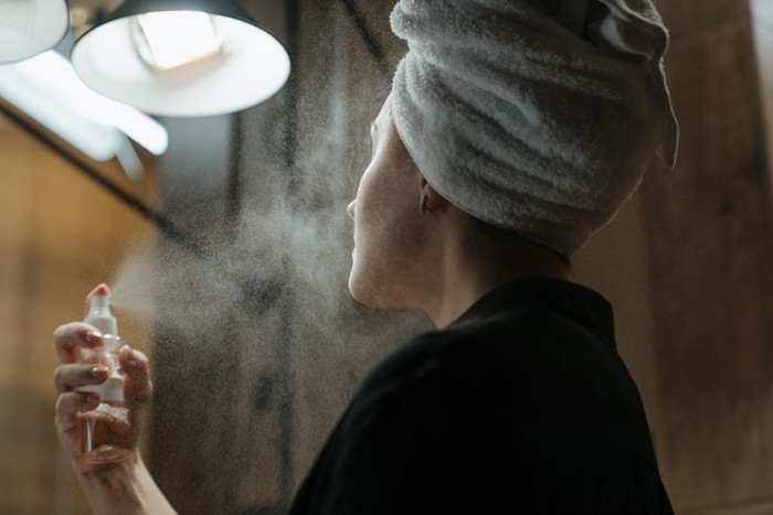 4 Tips Praktis Agar Makeup Anda Tetap Glowing dan Awet Seharian Walaupun Anda Berada di Tengah Teriknya Panas Matahari
