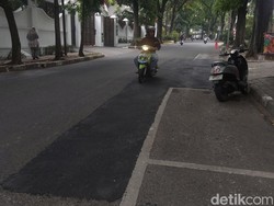 Lubang di Jalan Sawunggaling Bandung Sudah Ditambal