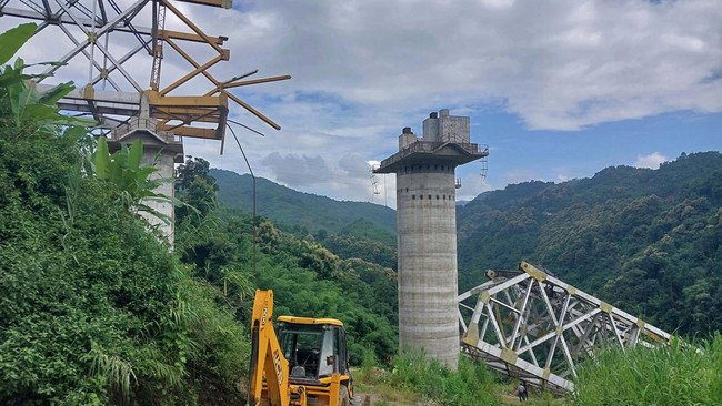 Jembatan rel kereta yang tengah dibangun di negara bagian Mizoram, India, ambruk dan menewaskan belasan pekerja konstruksi.