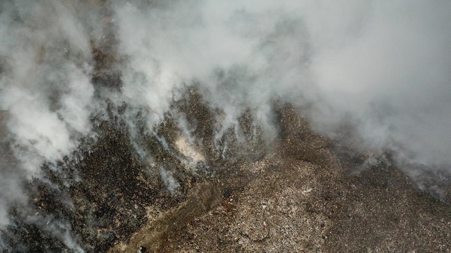 Tempat Pembuangan Sampah Akhir (TPA) Putri Cempo, Solo terbakar Sabtu (16/9) siang diduga dipicu oleh cuaca panas hingga kemarau.