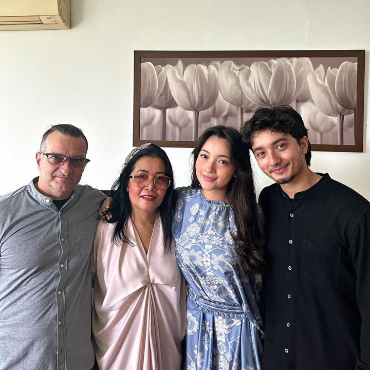 <p>Bryan Domani juga sangat dekat dengan orang tuanya. Ayah Bryan adalah pria berdarah Jerman bernama Jurgen Domani. Enggak heran kalau Bryan dan adiknya memiliki paras blasteran, ya? (Foto: Instagram @bryandomani_bd_)</p>