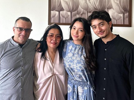 7 Potret Bryan Domani Bersama Keluarga, Akrab dengan Adik dan Orang Tua