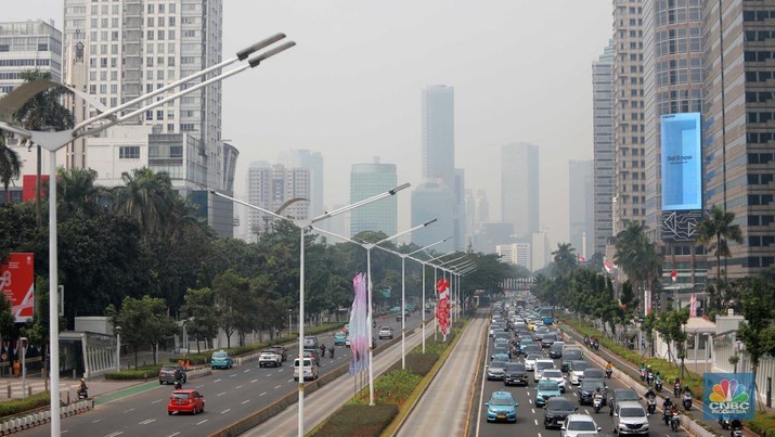 Kondisi langit Jakarta yang diselimuti kabut polusi pada hari kedua pelaksanaan work from home (WFH) bagi 50 persen aparatur sipil negara di lingkungan Pemprov DKI Jakarta, Rabu (23/8/2023). (CNBC Indonesia/Muhammad Sabki)