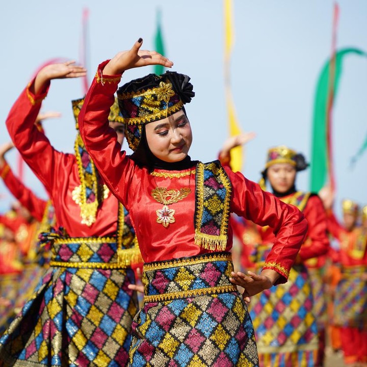 40 Daftar Lagu Daerah Indonesia Lengkap dengan Asal, Makna & Liriknya