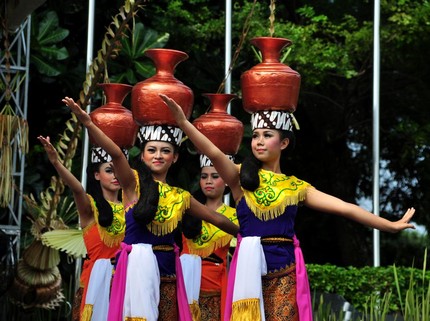 15 Lagu Sunda Terpopuler Sepanjang Masa Beserta Lirik dan Maknanya