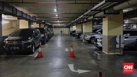 Suasana parkir kendaraan roda dua di gedung DPRD saat diberlakukannya larangan kendaraan bermotor memasuki lingkungan Gedung DPRD DKI Jakarta, Rabu, 23 Agustus 2023. . (CNN Indonesia/Adhi Wicaksono)