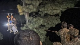 FOTO: Momen Penyelamatan Anak-anak Terjebak di Kereta Gantung Pakistan